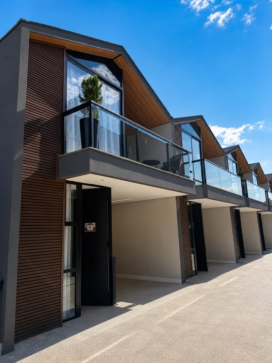 Fachada dos chalés com varanda e garagem