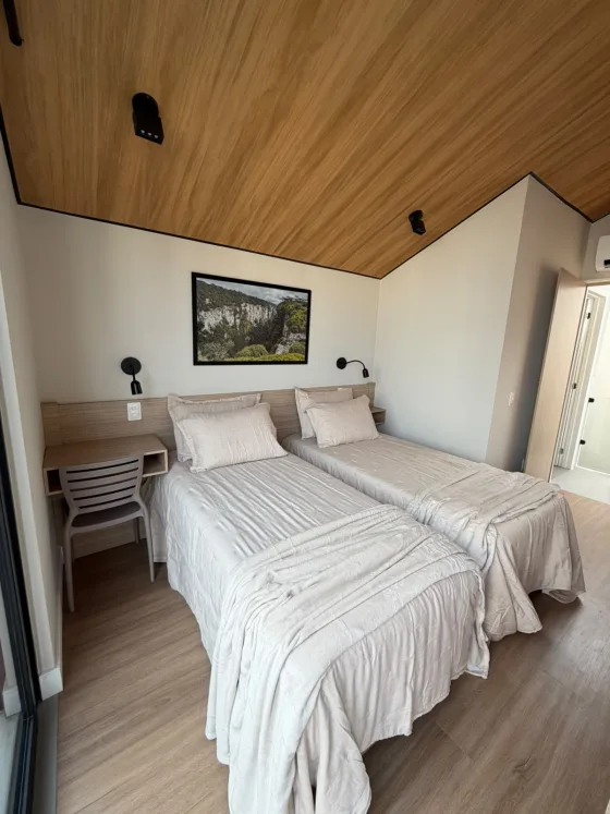 Quarto do chalé 04 com duas camas de solteiro